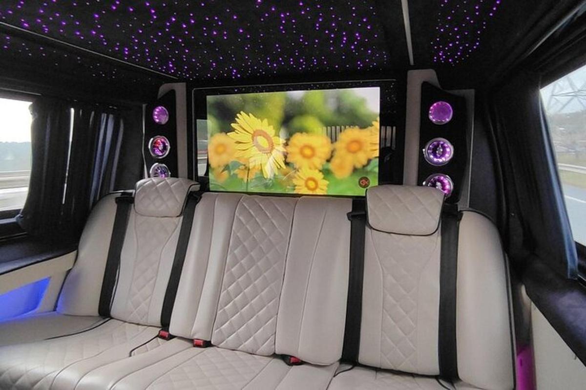um banco traseiro de um ônibus com uma tela com flores