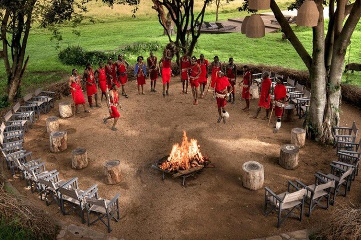 un grupo de personas bailando alrededor de un fuego