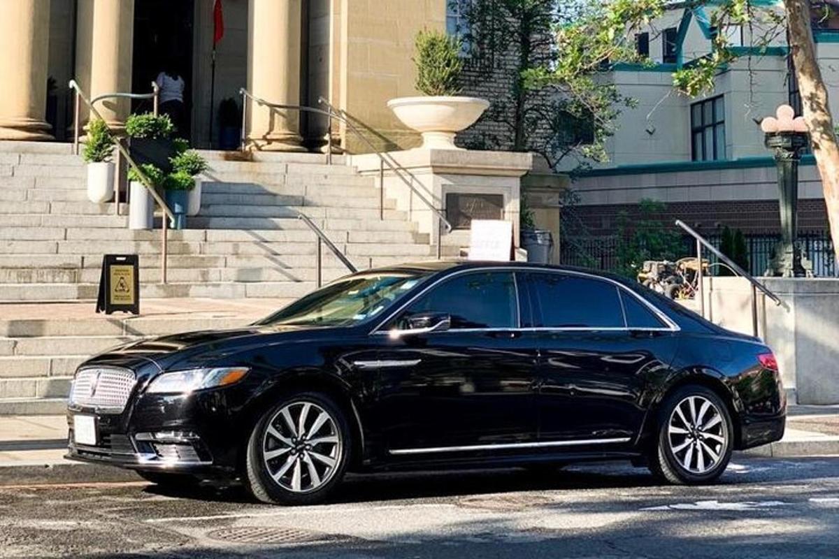 Un coche negro aparcado delante de un edificio
