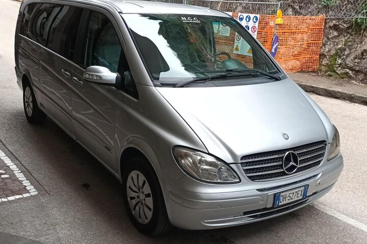 en sølvfarget varebil parkert på en parkeringsplass