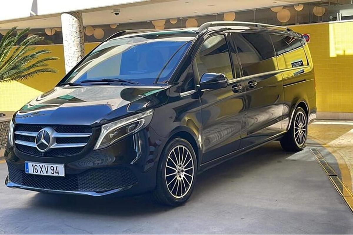 миниван Mercedes Benz, паркиран на паркинг