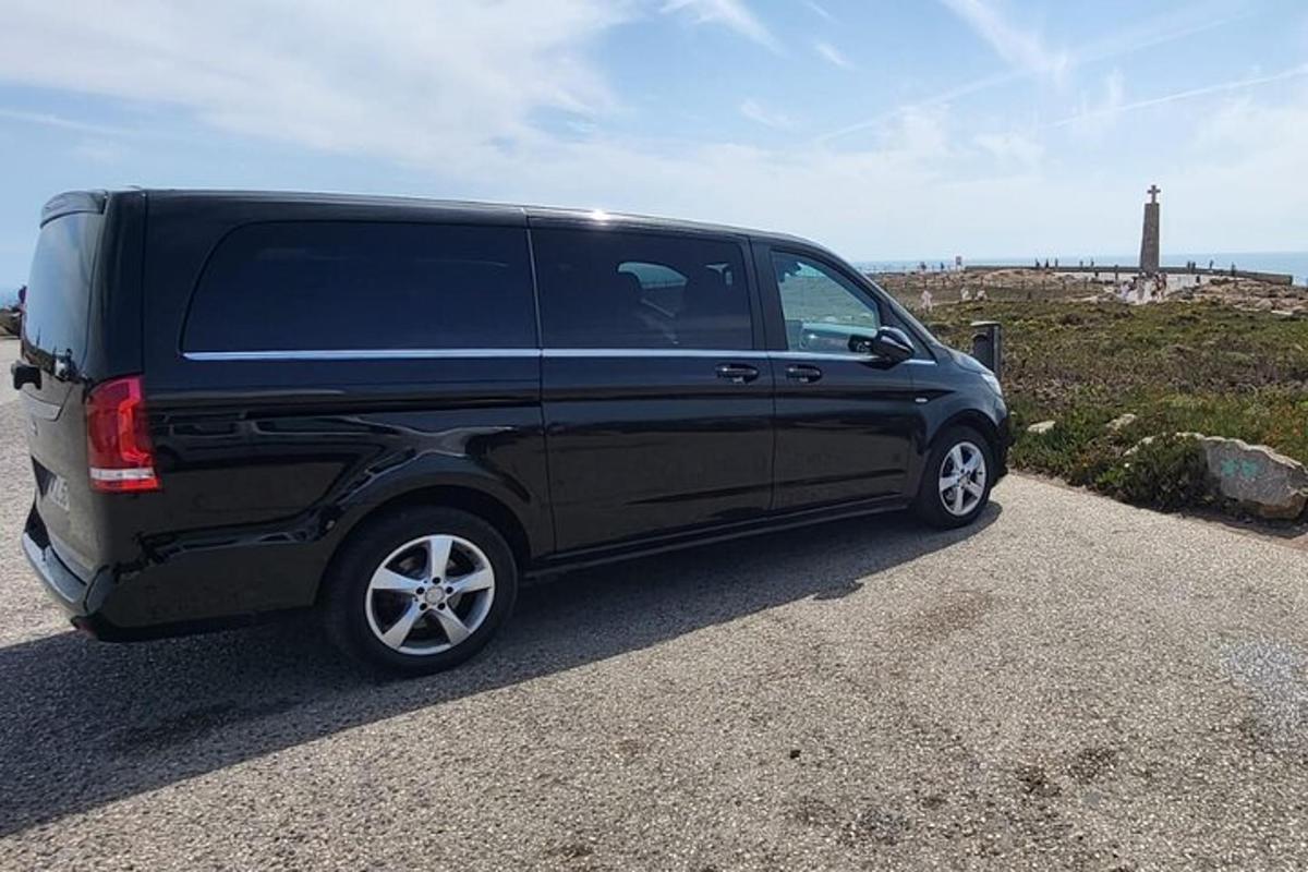 yol kenarına park edilmiş siyah bir minibüs
