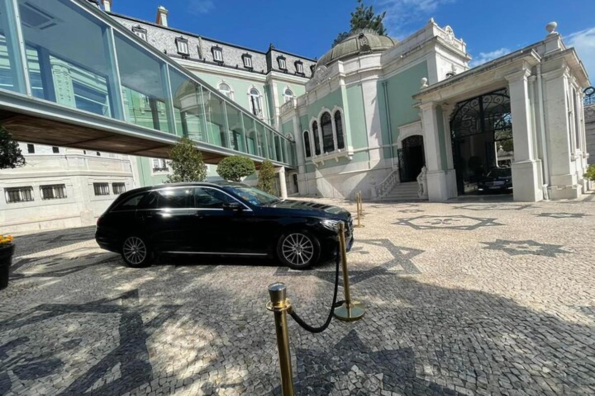 čierne auto zaparkované pred budovou