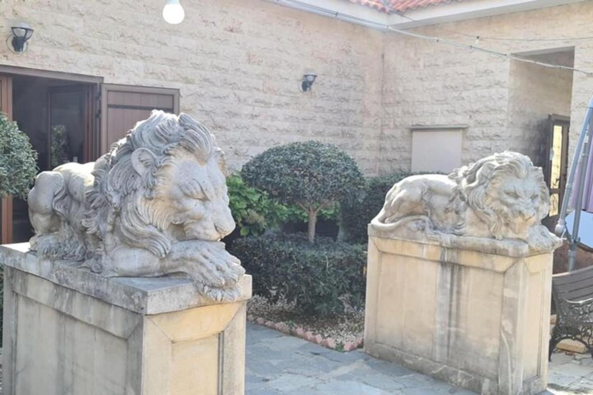 two stone lion statues in front of a building