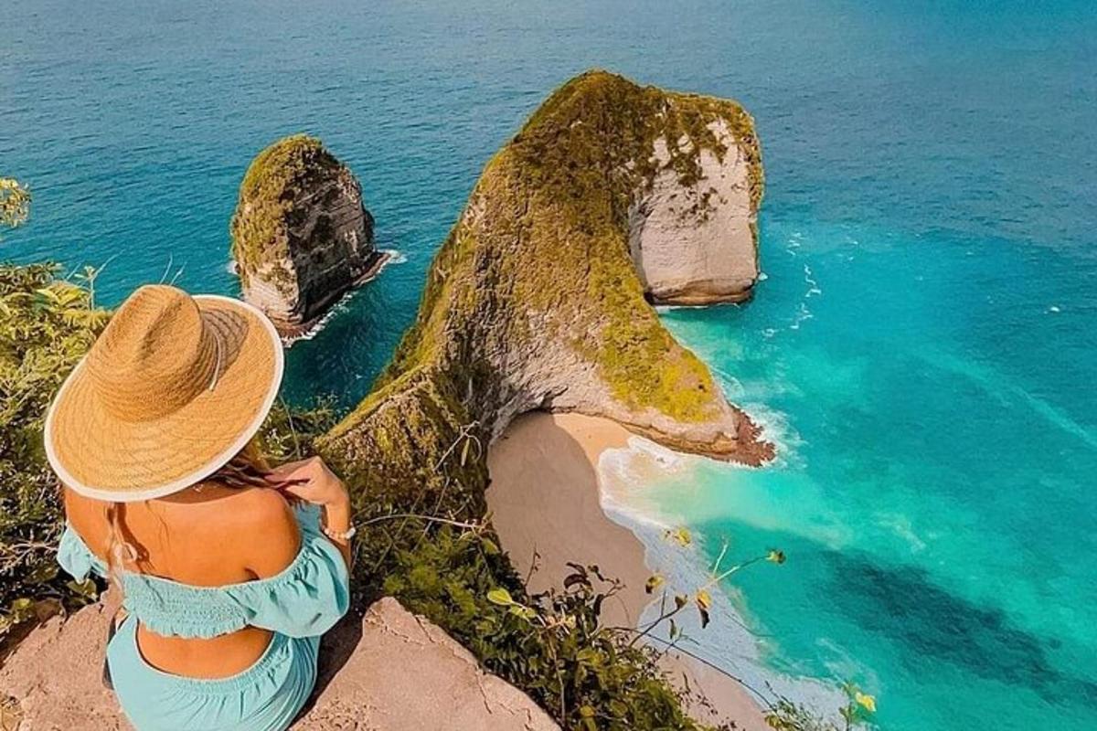 seorang wanita duduk di atas tebing melihat lautan