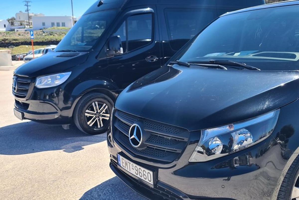 um caminhão preto estacionado em um estacionamento