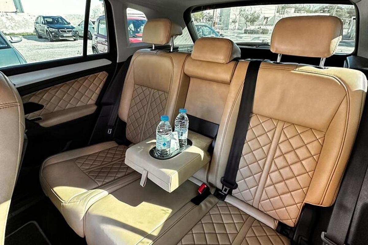 um assento na parte de trás de um carro com duas garrafas de água