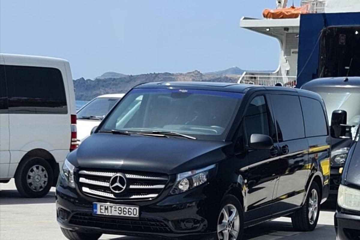 černá dodávka zaparkovaná na parkovišti