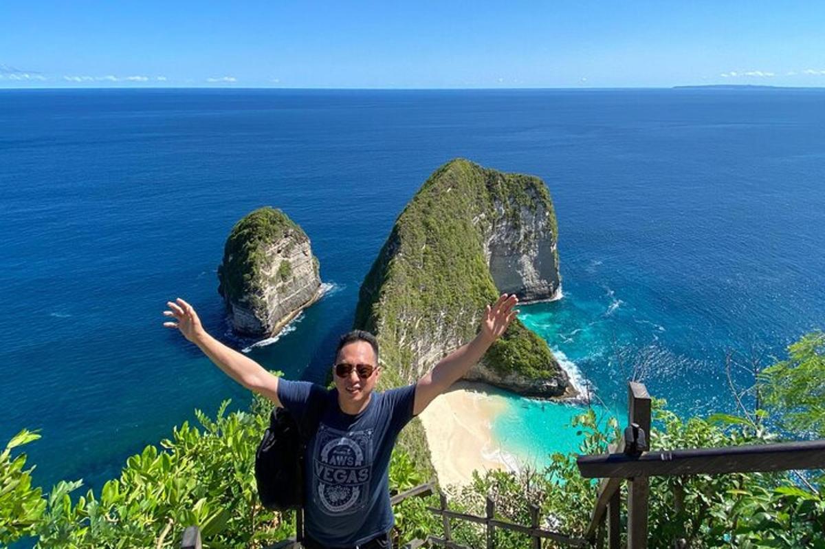 seorang lelaki berdiri di atas tebing berhampiran lautan