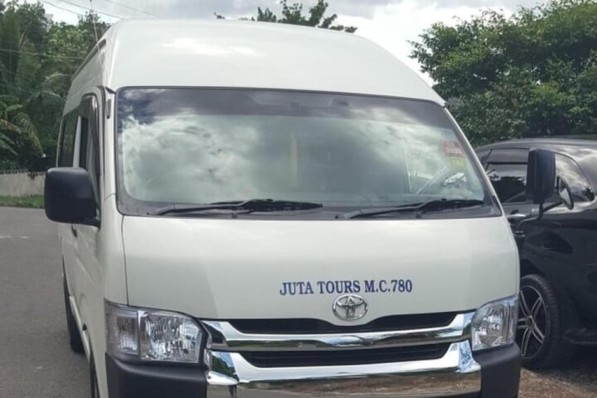uma van branca está estacionada em um estacionamento