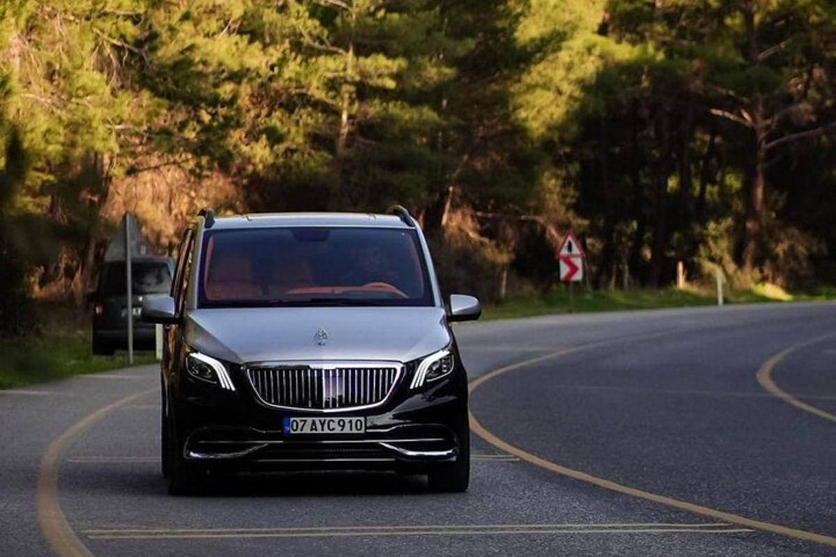sebuah kereta hitam memandu di jalan raya