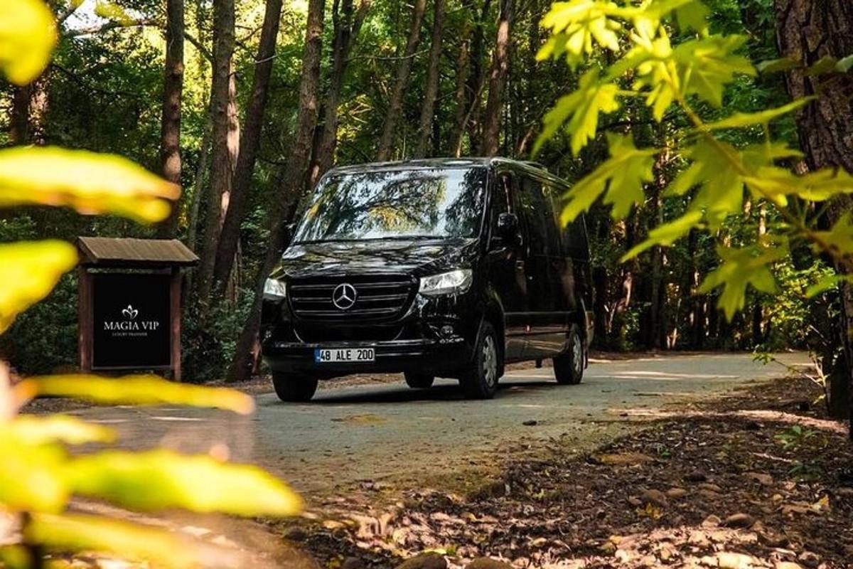 sebuah van hitam memandu di jalan raya