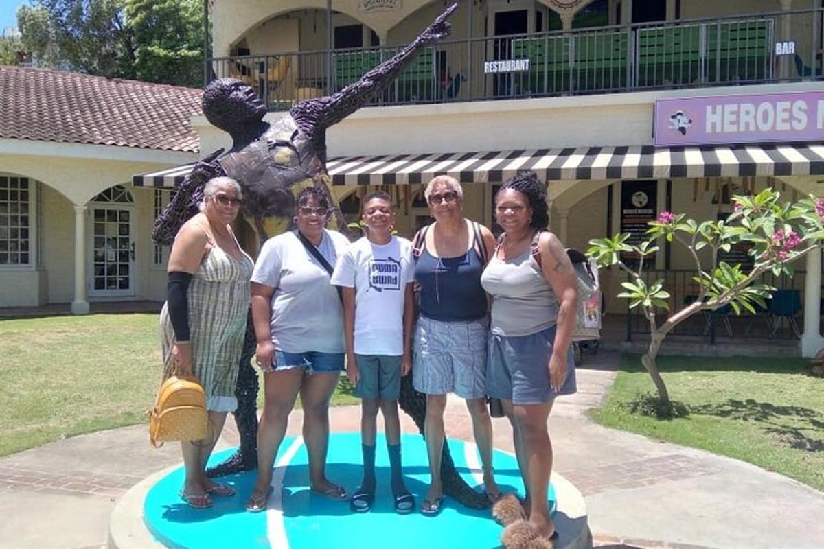 isang grupo ng mga babae na nakatayo sa harap ng isang rebulto