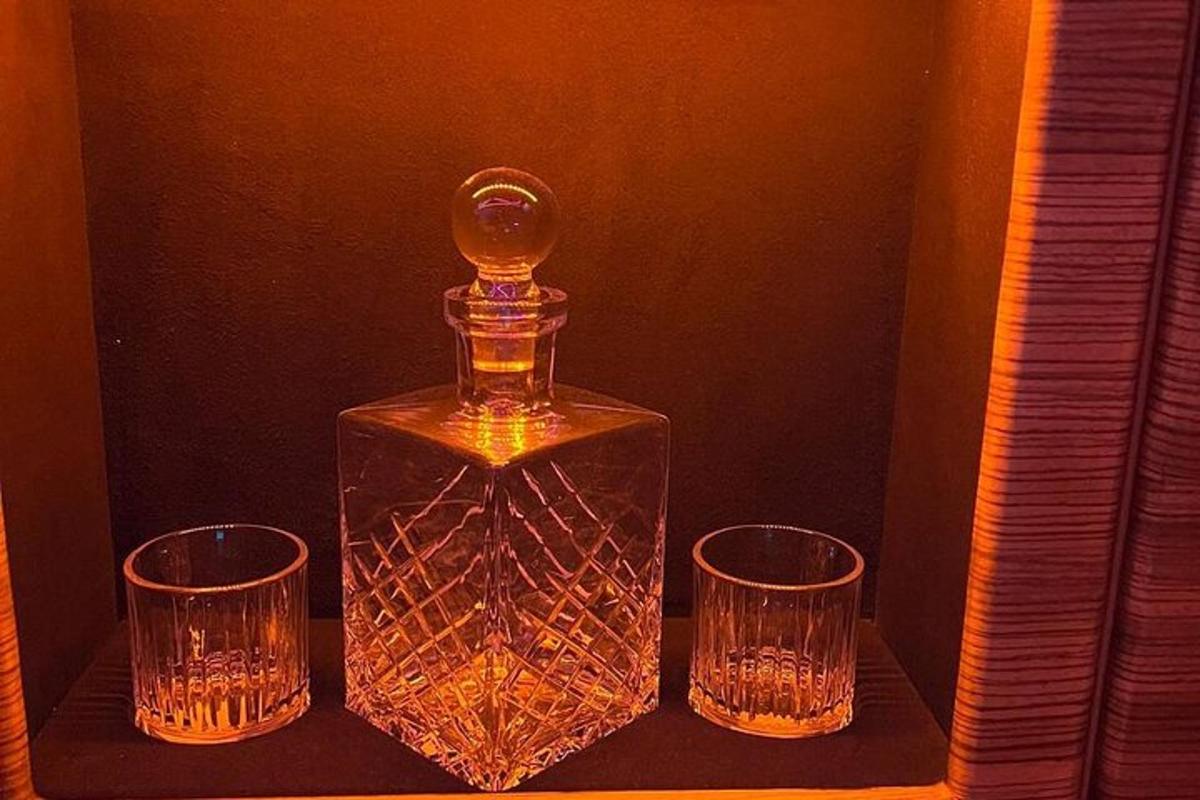 dua gelas dan satu botol di atas meja