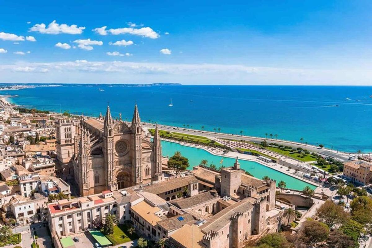 una vista aerea di una chiesa e dell'oceano
