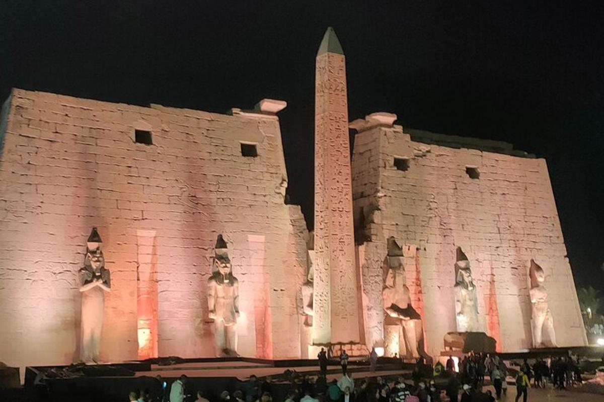 un grande edificio con un obelisco di fronte