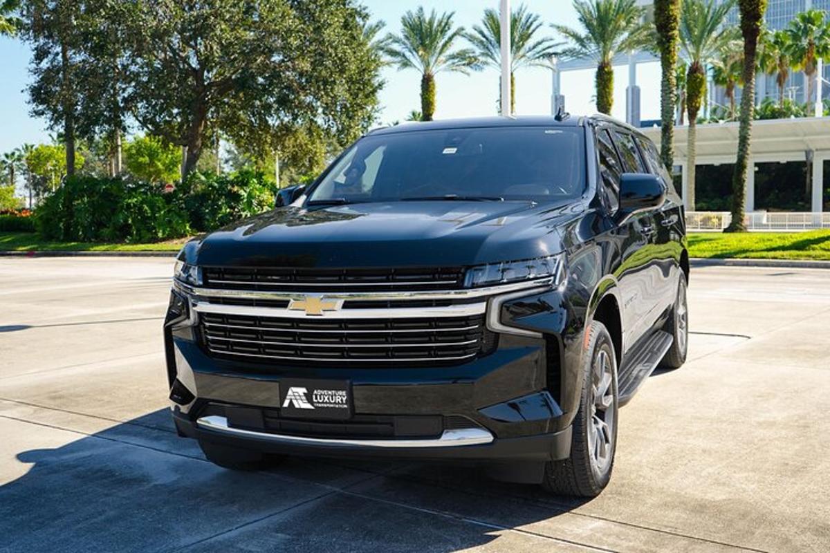 un camion nero parcheggiato in un parcheggio