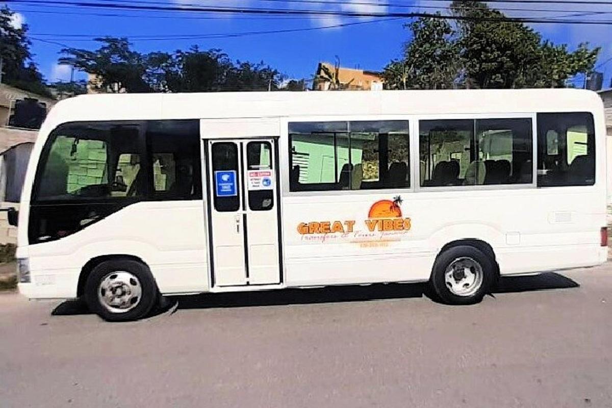bílý autobus s reklamou na boku