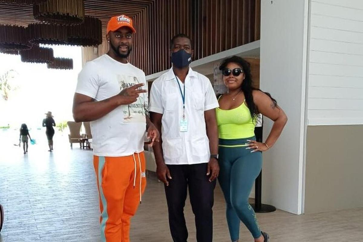 un grup de tres persones posant per a una foto