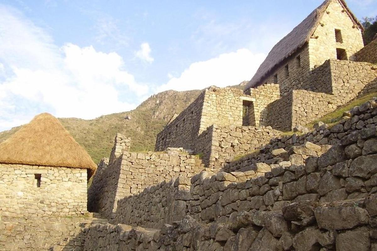 un muro di pietra con un edificio sopra
