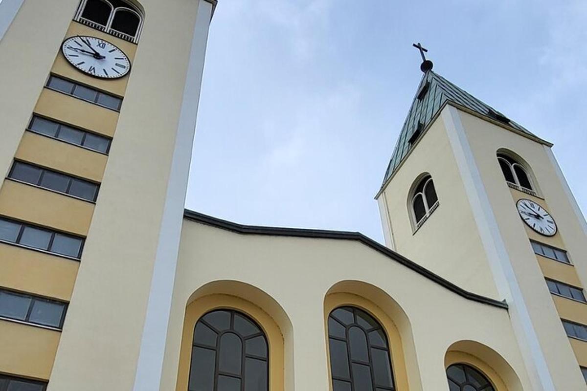 sebuah gereja dengan menara jam di sebelah bangunan