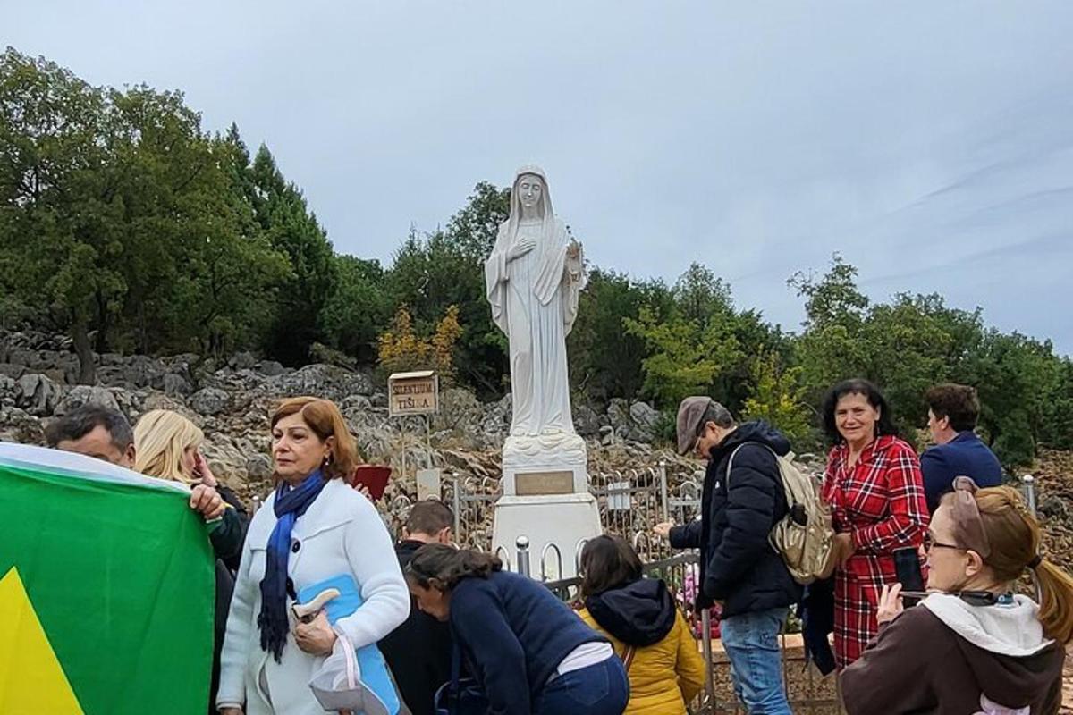 en gruppe mennesker som står rundt en statue