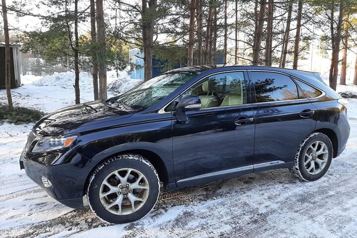 un'auto blu è parcheggiata nella neve