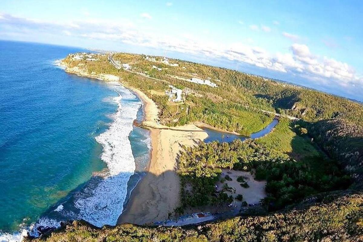 vista aèria d'una illa a l'oceà