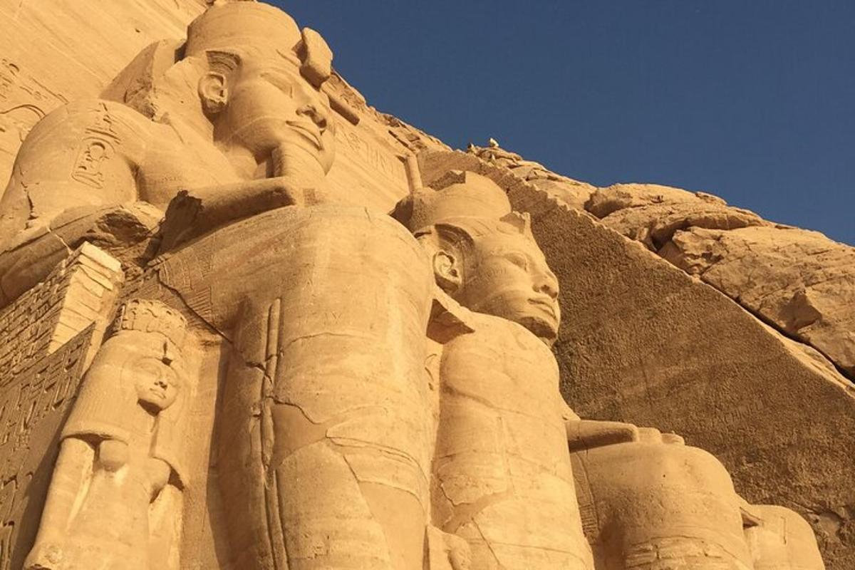 um grande edifício de pedra com estátuas