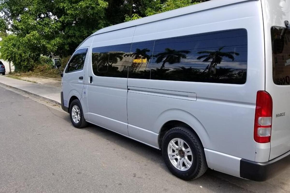 una camioneta blanca estacionada al costado de una calle