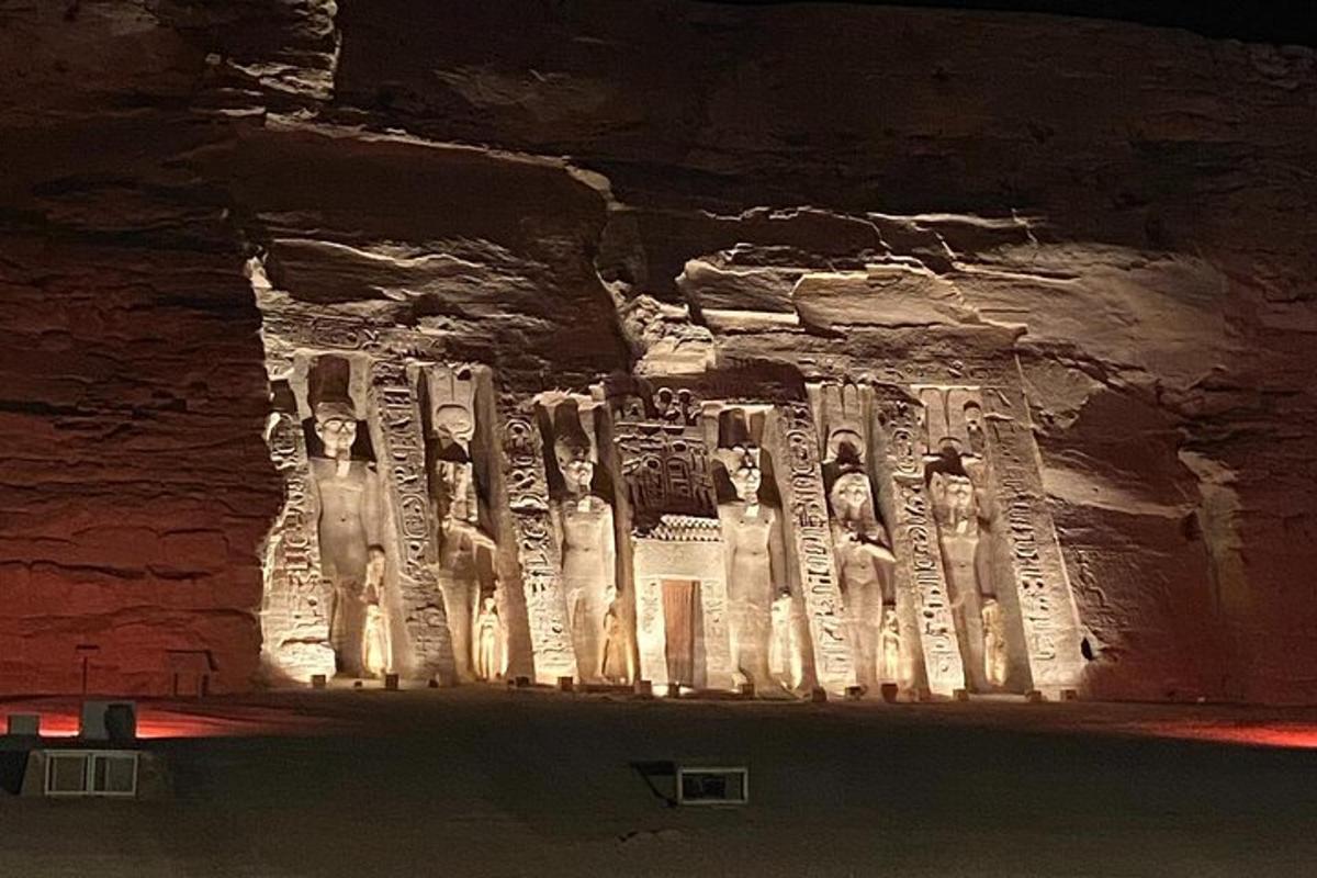 ein Exponat in einer Höhle mit Schrift an der Wand
