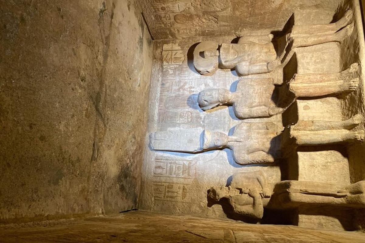 eine Elefantenstatue an der Seite einer Wand