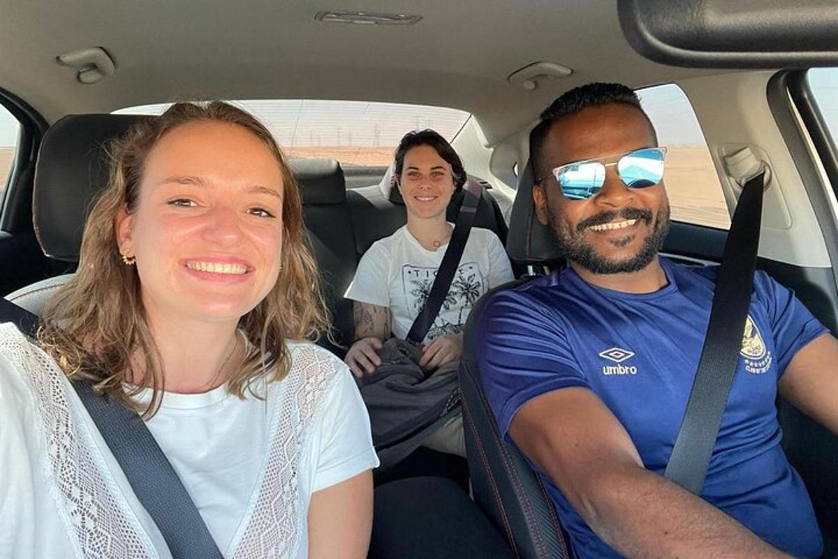 um homem e uma mulher sentados no banco de trás de um carro