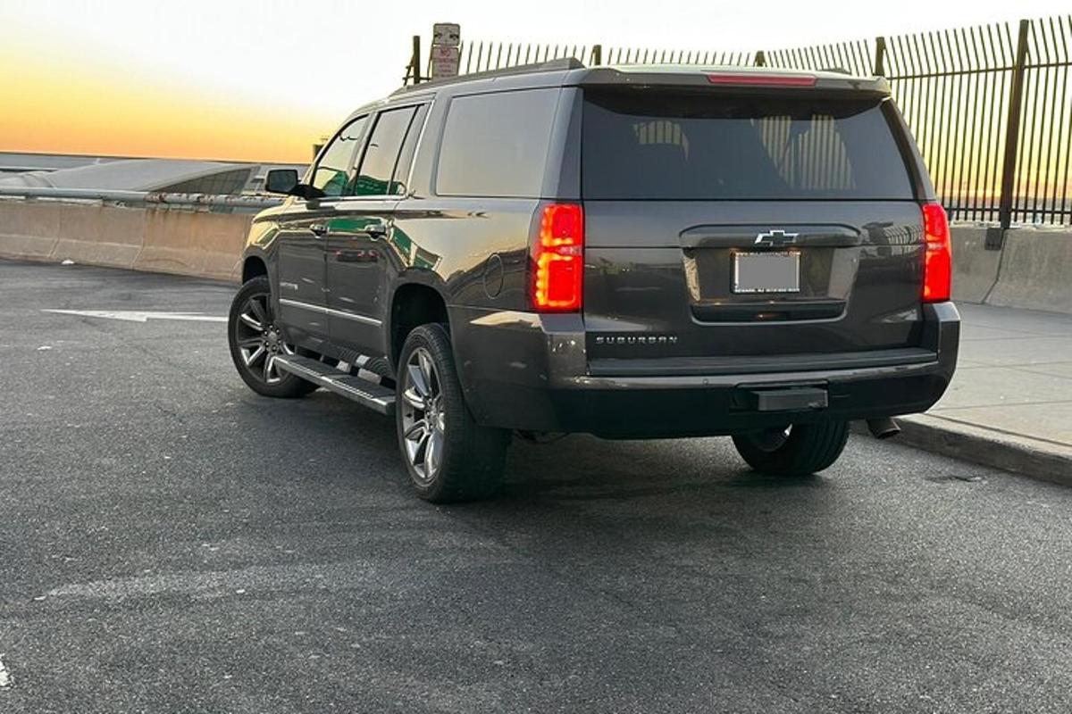 một chiếc xe suv màu đen đỗ trong bãi đậu xe
