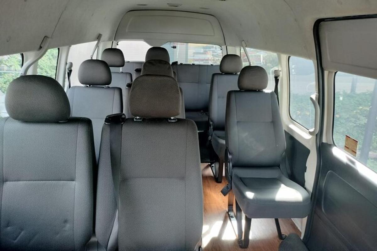 pohled na zadní sedadla autobusu