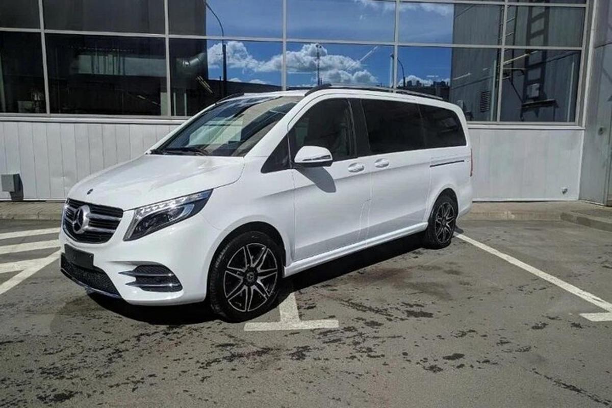 sebuah van putih diletakkan di tempat letak kereta
