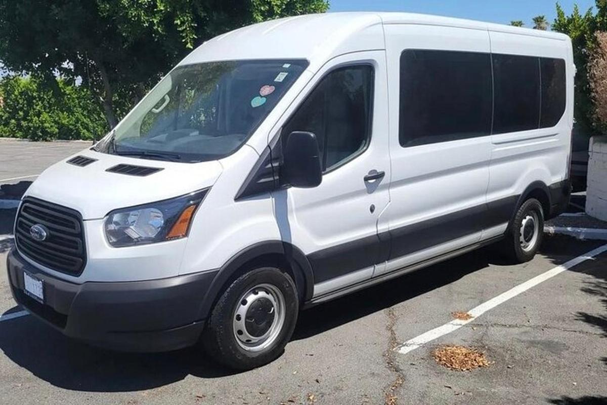 sebuah mobil van putih diparkir di tempat parkir