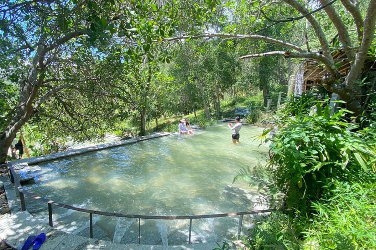 un gruppo di persone in una piscina d'acqua