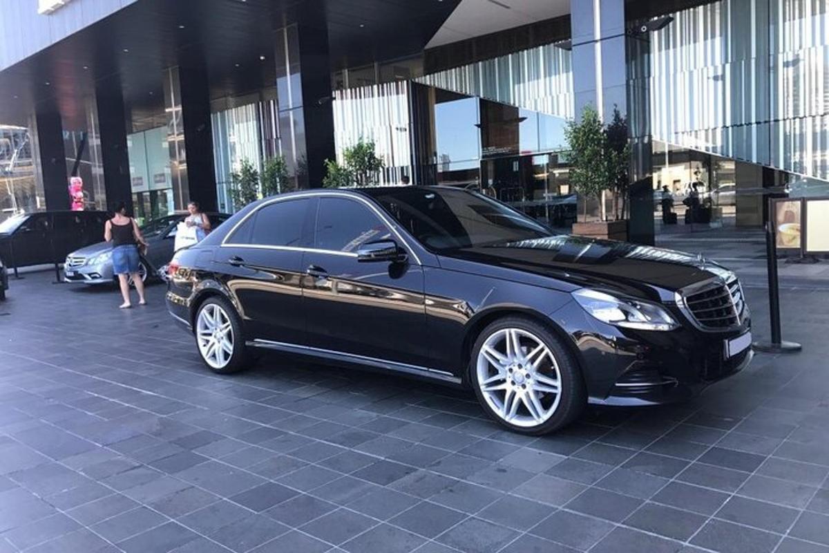 must auto pargitud hoone ette