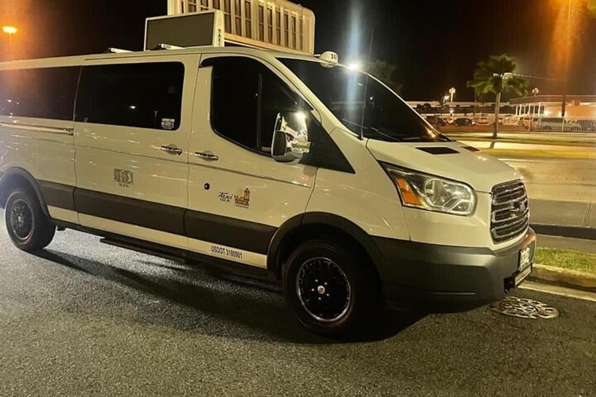 sebuah van putih diletakkan di tempat letak kereta pada waktu malam