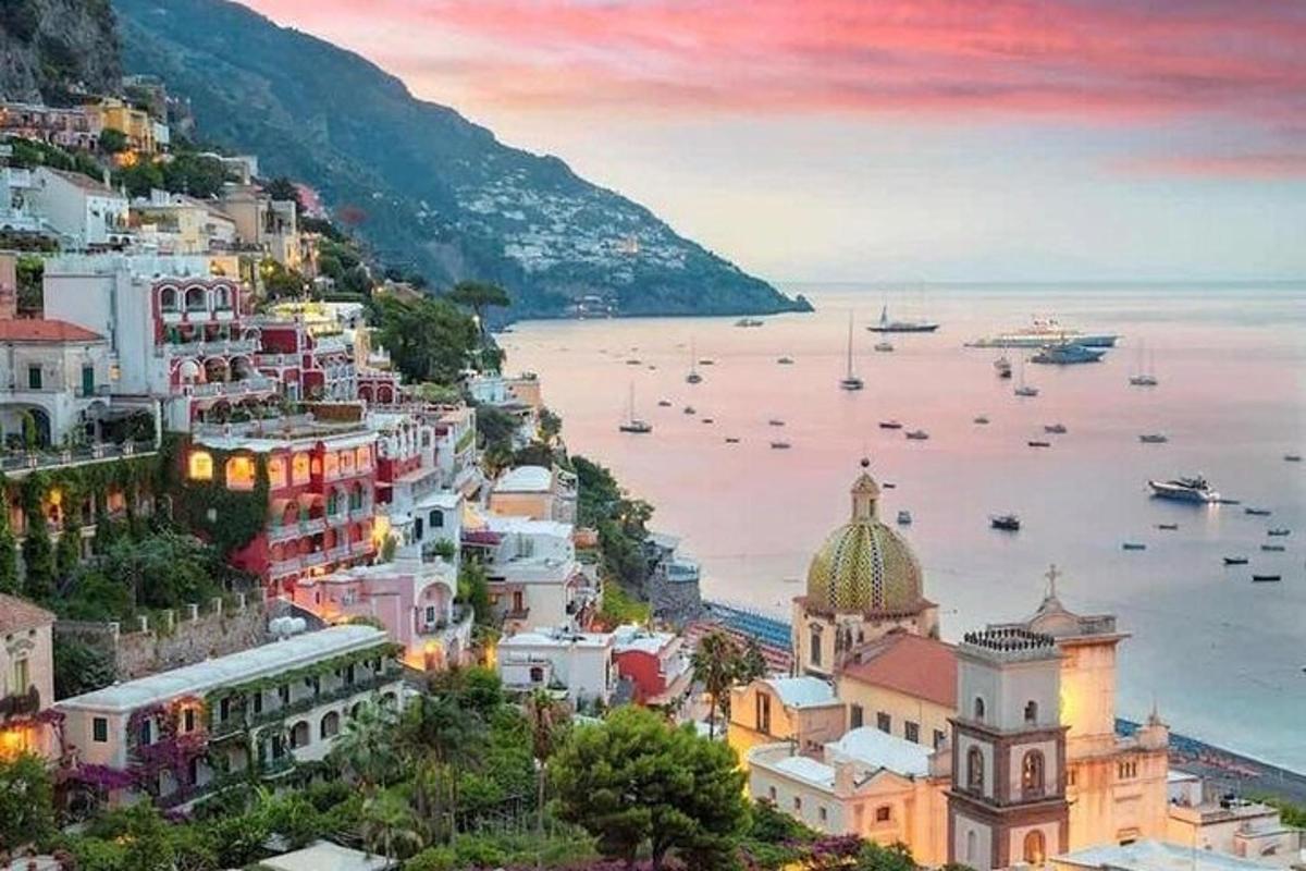 một góc nhìn của bờ biển Amalfi lúc hoàng hôn