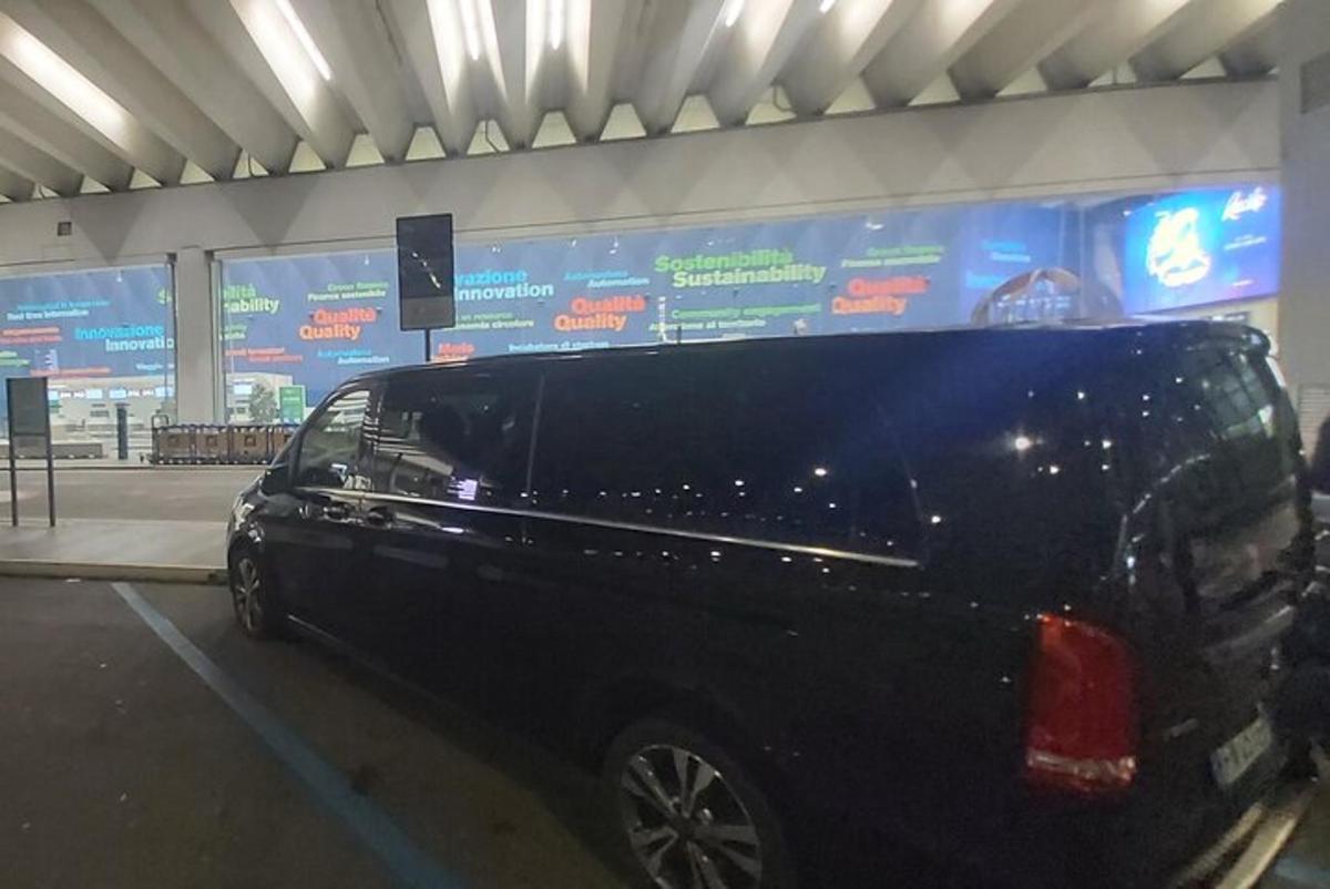 černá dodávka zaparkovaná v parkovací garáži