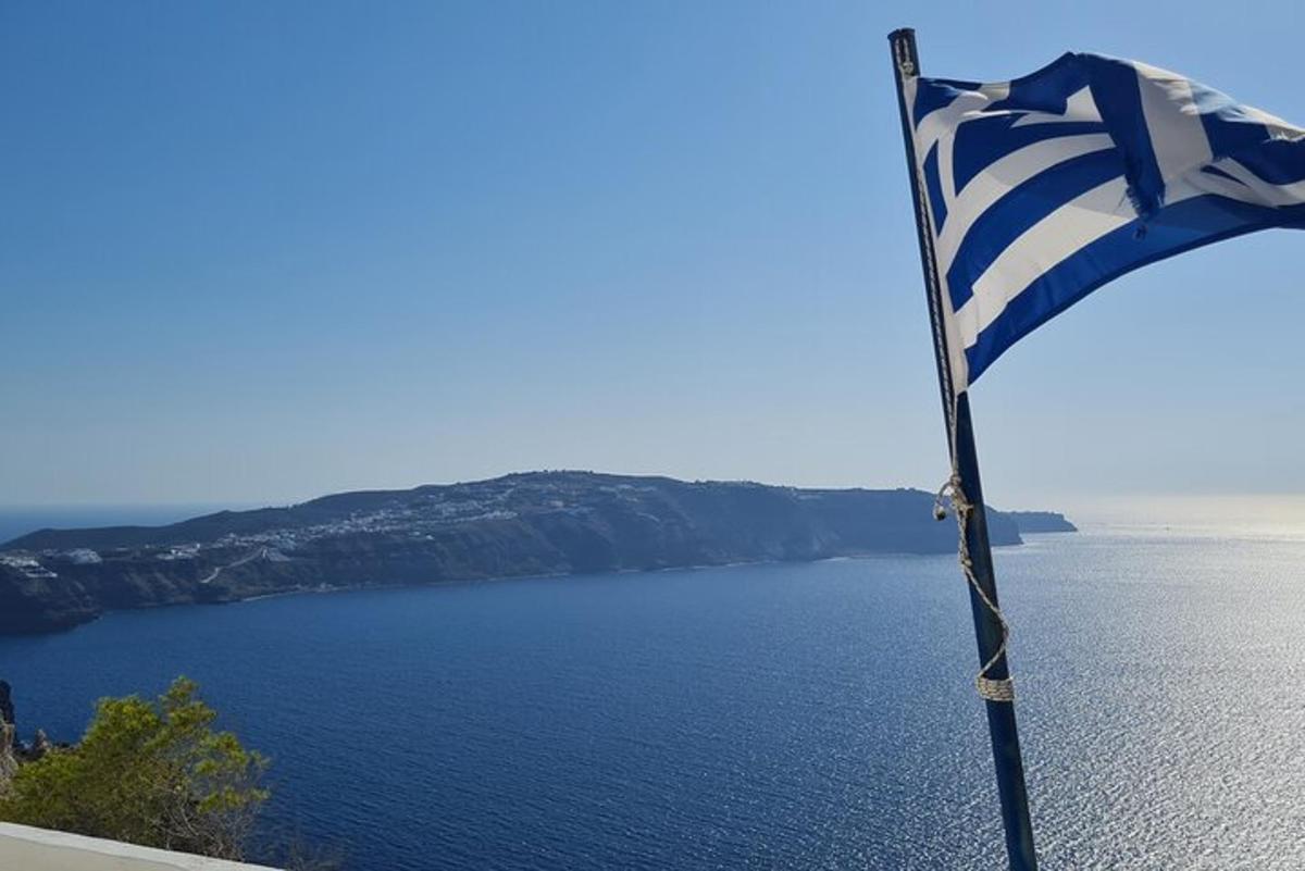 vlajka vejúca pred vodnou plochou