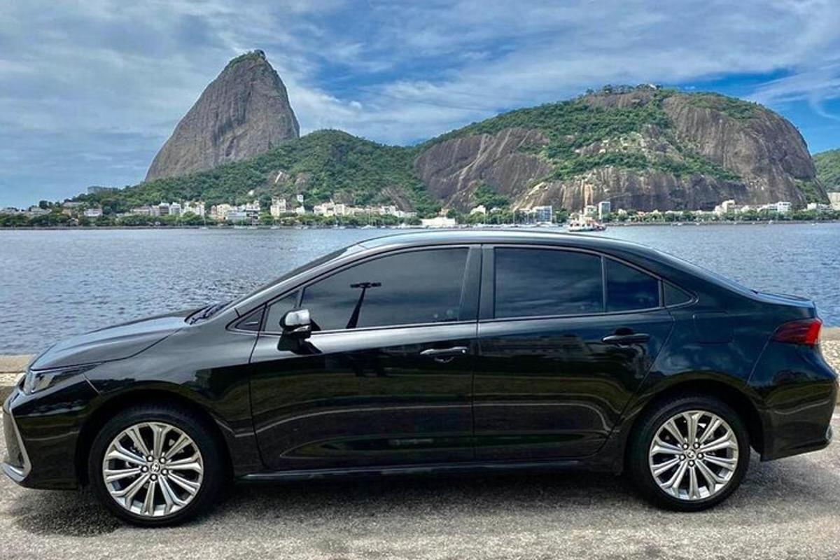 juodas automobilis, pastatytas šalia vandens telkinio