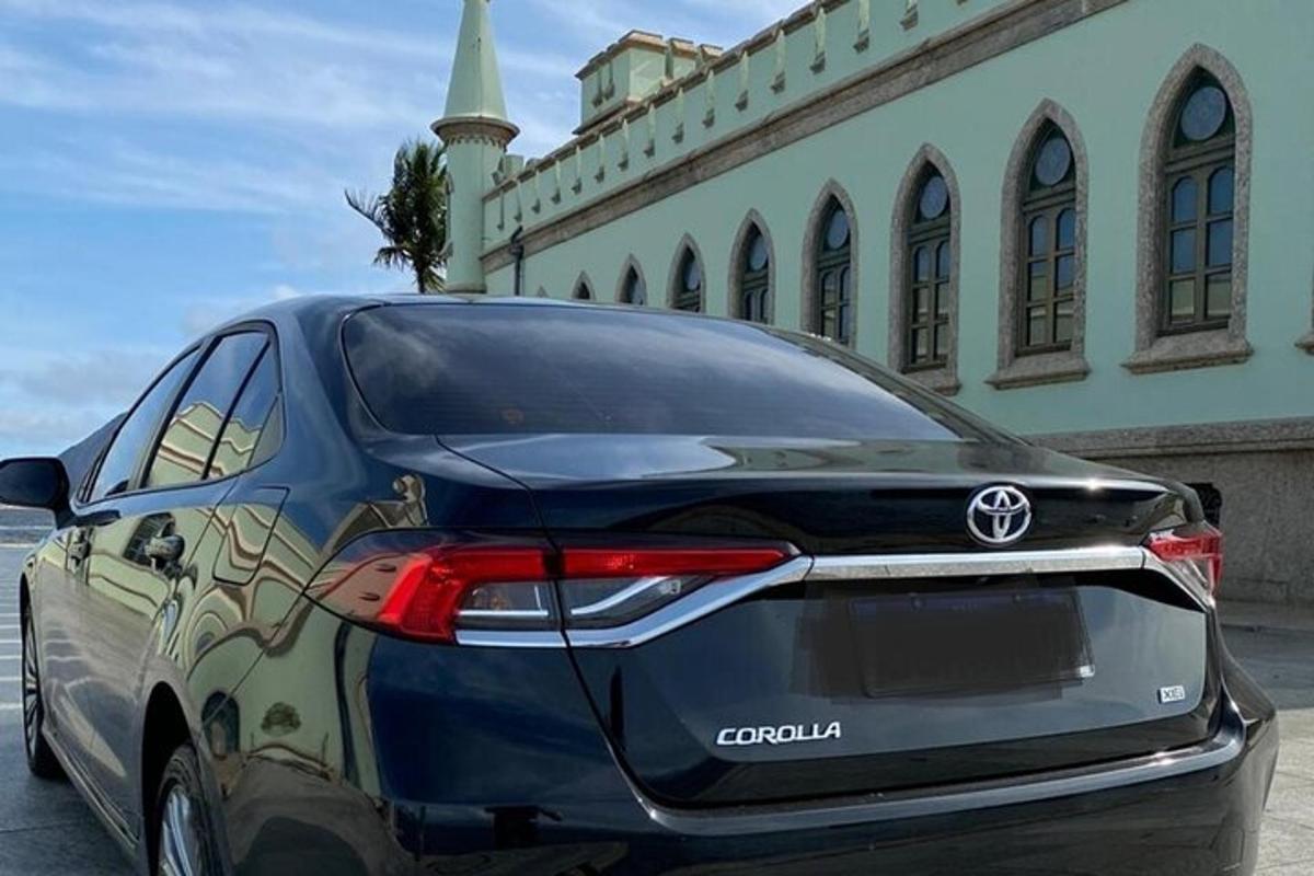 Modrá Toyota zaparkovaná před budovou