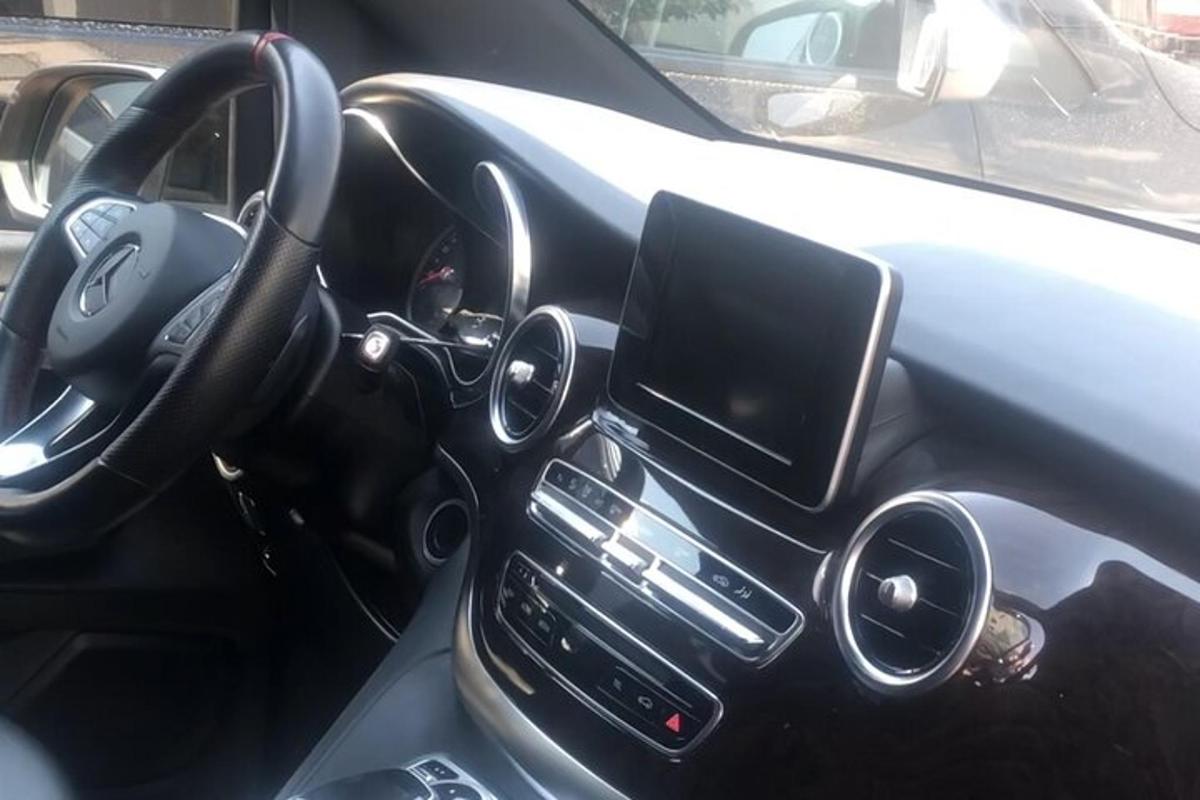 detailný záber auta Acedes Benz s palubnou doskou