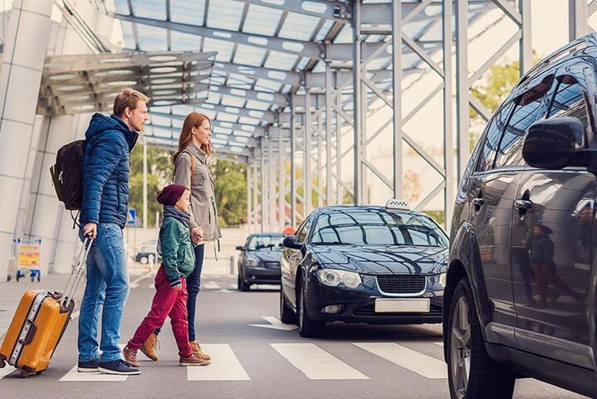 perekond ületab autoga tänavat