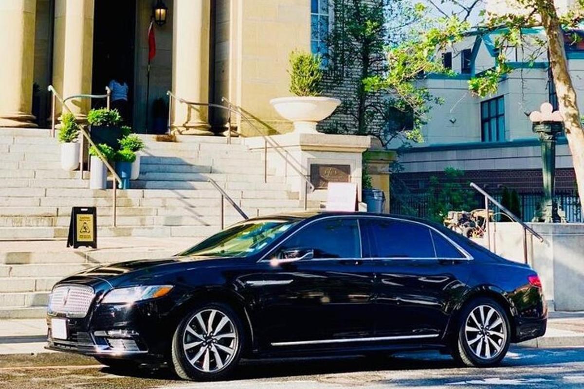mobil hitam diparkir di depan sebuah gedung