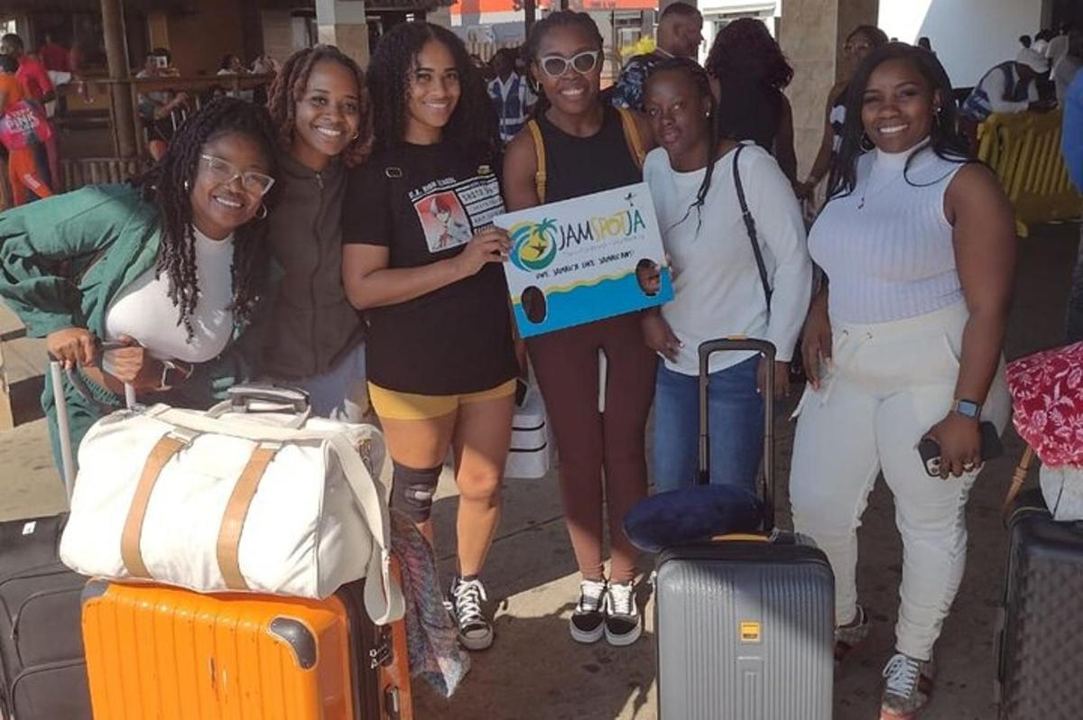 un gruppo di donne che tengono un cartello con i bagagli