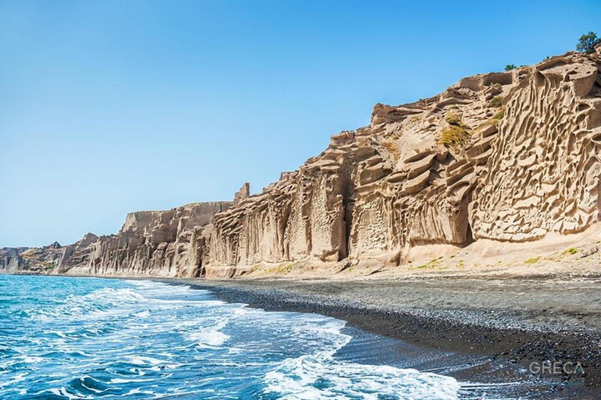 un țărm stâncos cu oceanul lângă el